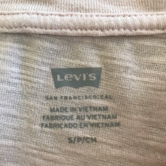 Levi's Crewneck Pink T-Shirt Size Small - Picture 4 of 5